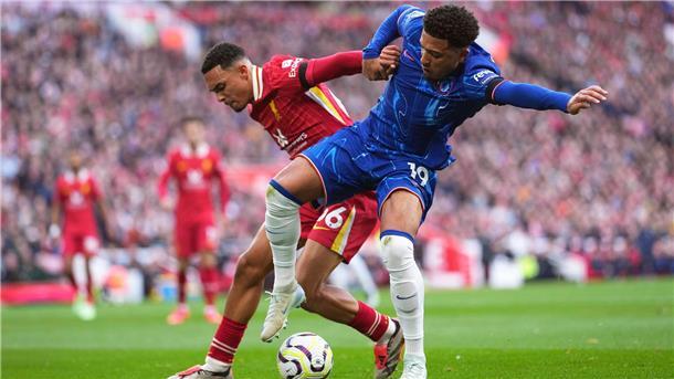 Liverpool behauptet Tabellenführung mit 2:1 gegen Chelsea Jadon Sancho (r) von Chelsea und Trent Alexander-Arnold von Liverpool.