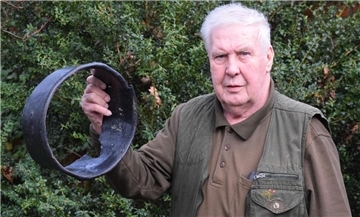 Jäger Dieter Klindworth aus Kalbe zeigt den oberen Teil des Eimers, der sich um den jungen Hirsch gewickelt hat.