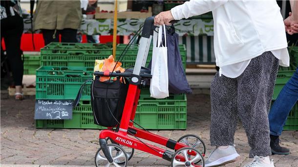 Rentenerhöhung und Rentenangleichung Ost-West in Kraft Jährliche Rentenanpassung: Auch in diesem Jahr bekommen Rentner ab dem 1. Juli deutlich mehr Geld.