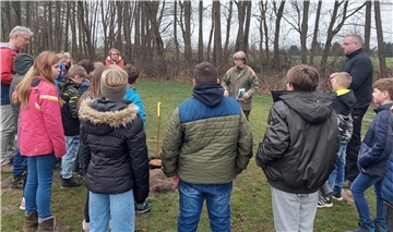 Jährliches Ritual: Auf dem Areal der Grundschule Selsingen wird im Beisein von Kindern der jeweilige "Baum des Jahres" gepflanzt.