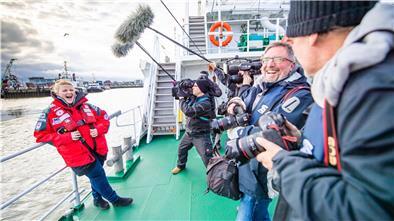 Jahreseinsatzbilanz in Cuxhaven der Seenotretter (DGzRS) 2019 auf Nord- und Ostsee. Im Bild: Die neue DGzRS-Botschafterin, Anke Harnack (rechts), stellt sich als Fotomotiv für die anwesenden Medienvertreter bereit.
