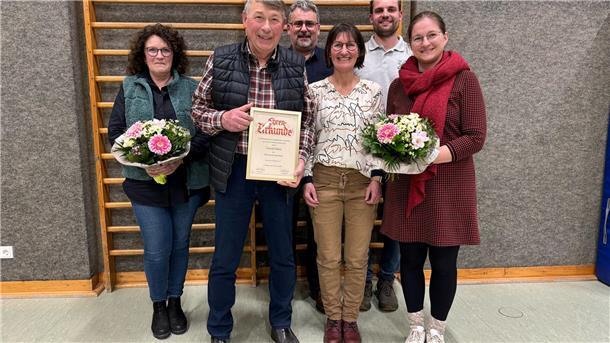 Jahreshauptversammlung des TV Waddens (von links): Schriftwartin Susanne Hübler, Ehrenvorsitzender Gerold Ifsen, Oberturn- und Pressewart Jörg Coldewey, 1. Vorsitzende Martina Coldewey, Schleuderballwart Kai Stoffers, 2. Vorsitzende Julia Poustourlis. Nicht auf dem Bild: Kassenwart Holger Bruns und Jungendwartin Sierkje Coldewey.