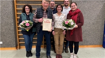 Jahreshauptversammlung des TV Waddens (von links): Schriftwartin Susanne Hübler, Ehrenvorsitzender Gerold Ifsen, Oberturn- und Pressewart Jörg Coldewey, 1. Vorsitzende Martina Coldewey, Schleuderballwart Kai Stoffers, 2. Vorsitzende Julia Poustourlis. Nicht auf dem Bild: Kassenwart Holger Bruns und Jungendwartin Sierkje Coldewey.
