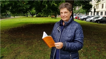 Jahrzehntelang forschte sie nach ihrer leiblichen Familie und ihrer Herkunft: Renate Tibus erzählt in dem Buch „Meine Würde kriegt ihr nicht“ ihre Lebensgeschichte.