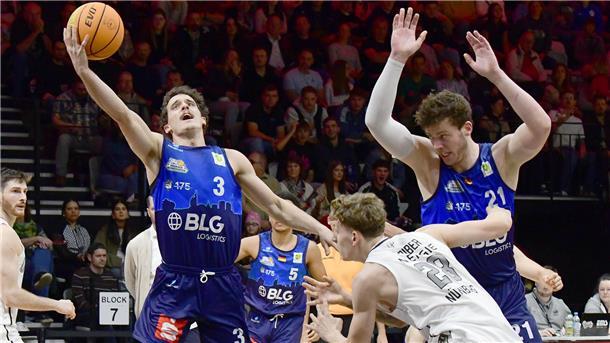 Jake Biss (links) setzt zum Korbleger an, Till Isemann (rechts) blockt ihm den Weg frei. Die Eisbären holten in Nürnberg ihren dritten Sieg in Folge.