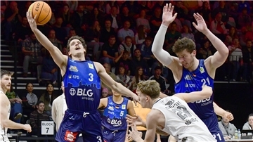 Jake Biss (links) setzt zum Korbleger an, Till Isemann (rechts) blockt ihm den Weg frei. Die Eisbären holten in Nürnberg ihren dritten Sieg in Folge.