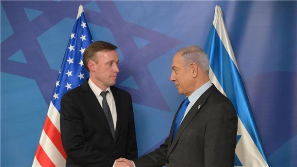 Jake Sullivan (l), Nationaler Sicherheitsberater der USA, hat nach Angaben des Weißen Hauses mit Israels Regierungschef Benjamin Netanjahu über einen möglichen Übergang zu militärischen „Operationen geringerer Intensität“ in Gaza gesprochen.