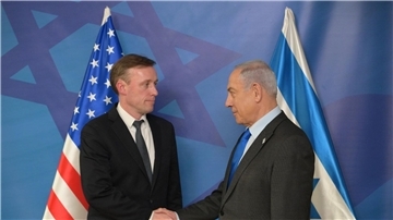 Jake Sullivan (l), Nationaler Sicherheitsberater der USA, hat nach Angaben des Weißen Hauses mit Israels Regierungschef Benjamin Netanjahu über einen möglichen Übergang zu militärischen „Operationen geringerer Intensität“ in Gaza gesprochen.