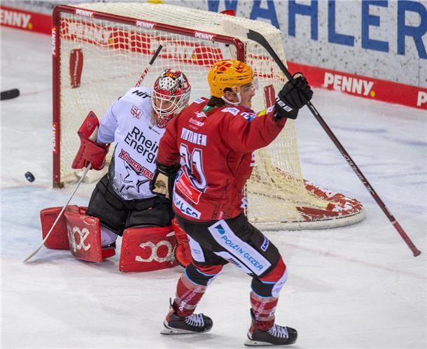 Jake Virtanen jubelt nach seinem Tor zum 1:1 - seinem ersten für die Pinguins.