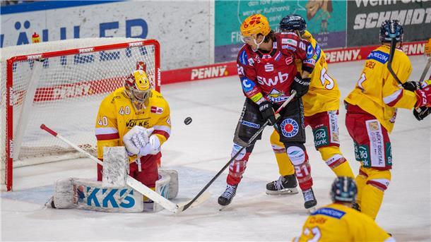 Fischtown Pinguins wieder eindrucksvoll: 4:2 gegen die Düsseldorfer EG Jake Virtanen mit Durchsetzungsvermögen vor Düsseldorfs Keeper Haukeland.