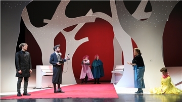 Jakob Tögel (Prinz), Leon Wieferich (Präzeptor), Statisterie (ballgäste), Isabel Zeumer (Gutsherrin), Juliane Schwabe (Dorchen).