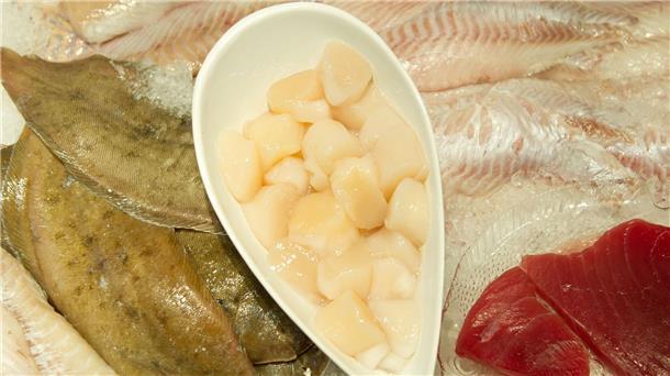 Trotz hoher Preise: Verbraucher essen wieder mehr Fisch Jakobsmuschelfleisch (M) liegt in Hannover in der Auslage.