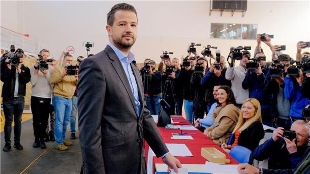 Jakov Milatovic ist klarer Gewinner bei der Präsidentenwahl in Montenegro. Der Wirtschaftswissenschaftler befürwortet unter anderem eine Annäherung an Serbien.