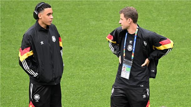 Jamal Musiala (links) und Thomas Müller zählten zu den fünf Bayern-Profis im deutschen EM-Kader. Die Münchener kassieren für ihr Quintett von der Uefa Prämien in Höhe von 1,68 Millionen Euro.