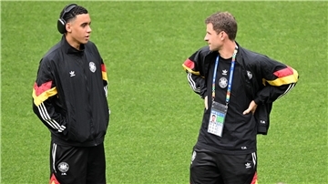Jamal Musiala (links) und Thomas Müller zählten zu den fünf Bayern-Profis im deutschen EM-Kader. Die Münchener kassieren für ihr Quintett von der Uefa Prämien in Höhe von 1,68 Millionen Euro.