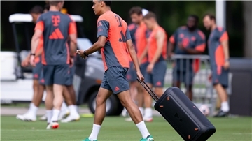 Jamal Musiala zieht eine Musikbox auf den Trainingsplatz. Gegen Flamengo soll der Bayern-Star auf dem Platz für die Musik sorgen.