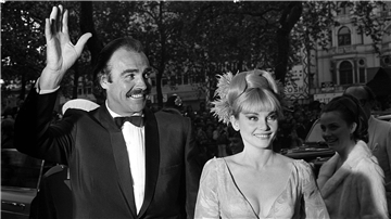 James-Bond-Star Sean Connery mit seiner damaligen Frau Diane Cilento bei der Ankunft zur Weltpremiere seines Films „Man lebt nur zweimal“ in London.