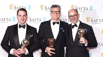 James Friend (l-r), Malte Grunert und Edward Berger posieren mit ihren Bafta-Trophäen.