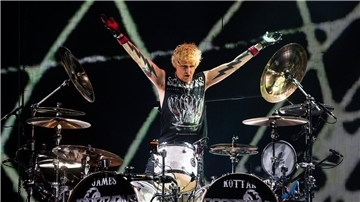 James Kottak bei einem Auftritt der Scorpions in Paris (2015).