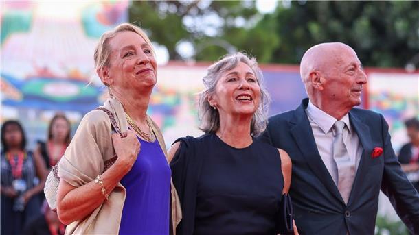 Jamie Bernstein (l-r), Mina Bernstein und Alex Bernstein, Kinder des berühmten Komponisten Leonard Bernstein, kommen zur Premiere des Films „Maestro“.