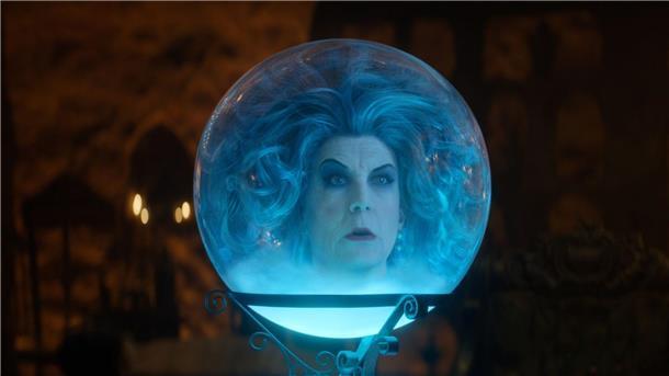 Die Filmstarts der Woche Jamie Lee Curtis als Madame Leota in einer Szene des Films „Geistervilla“.