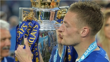Jamie Vardy vom Überraschungsmeister Leicester City küsst nach dem Spiel im Mai 2016 gegen Everton den Pokal der Englischen Premier League.