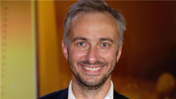 Jan Böhmermann und seine Redaktion kündigen an: „Lass dich überwachen!“.