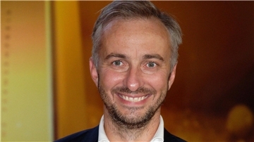 Jan Böhmermann und seine Redaktion kündigen an: „Lass dich überwachen!“.