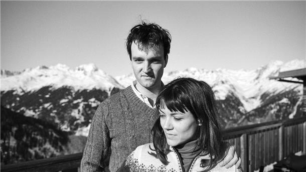 Jan Bülow als Johannes und Olivia Ross als Pianistin Karin Hönig in einer Szene des Films „Die Theorie von Allem“.