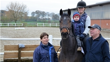 Jan-Cord Pecksen vom Reit- und Zuchtbetrieb Marschalk-Pecksen in Elmlohe mit seiner Familie.