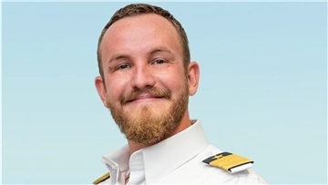 Jan Fortun ist Kapitän der „Mein Schiff 4“, die seit vier Wochen auf Außenweser-Reede liegt. Seine Crew bei Laune zu halten, beschreibt er als große Herausforderung.