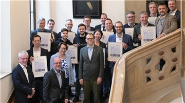 Jan Fries (vorn recht) und Martin Schulze (vor Mitte) mit den Vertreterinnen und Vertretern der ausgezeichneten Unternehmen.