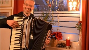 Jan-Hendrik Ehlers beschert den Menschen mit seinem Akkordeon in der Adventszeit ganz private unvergessliche musikalische Momente. Foto Scheiter