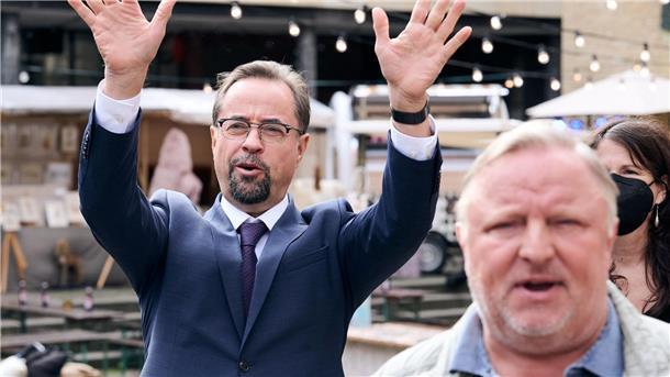Münster-„Tatort“ erfolgreichste TV-Sendung 2023 Jan Josef Liefers (l) als Rechtsmediziner Karl-Friedrich Boerne und Axel Prahl als Frank Thiel am Set vom „Tatort Münster - MagicMom“.