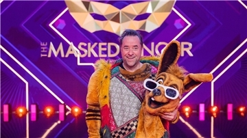 Jan Josef Liefers mit der Figur „Das Känguru“ in der ProSieben-Show „The Masked Singer“.