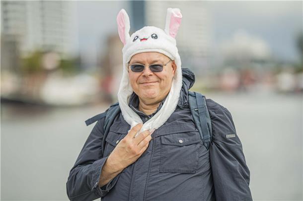Jan Lemmers trägt diese niedliche Kopfbedeckung für seine Tocher. Sie freut sich...
