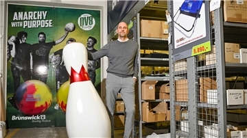 Jan-Oliver Hoops und sein Team verkaufen in Sievern Bowling-Equipment.