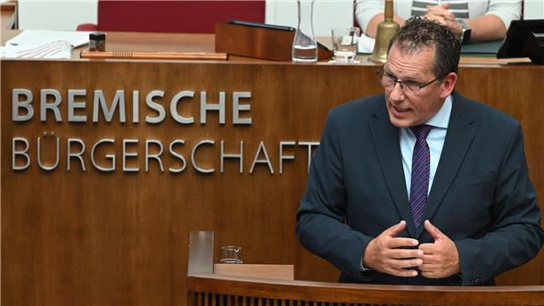 Mann am Rednerpult.