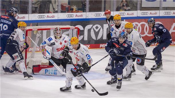 Jan Urbas (am Puck) und die Fischtown Pinguins haben die Partie in Ingolstadt im Schlussdrittel noch gedreht.