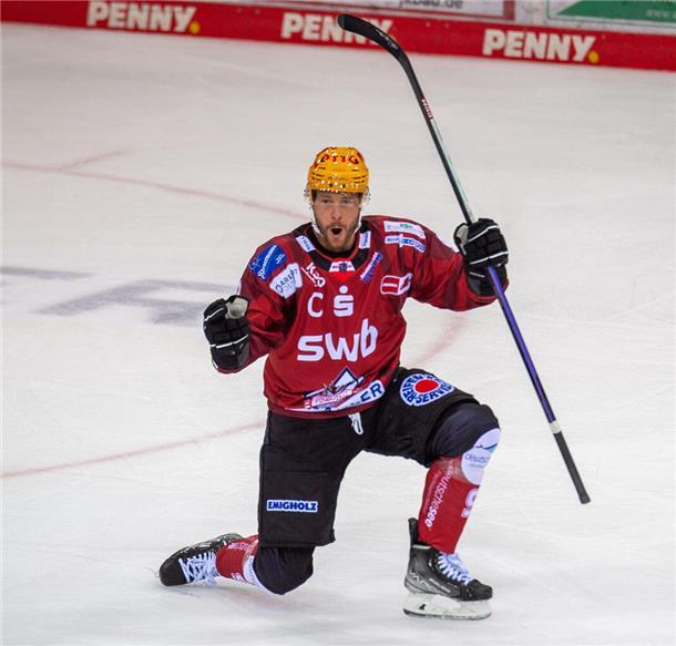 Jan Urbas erzielte im Spiel gegen die Wolfsburg Grizzlys das 3:0.