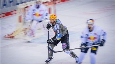 Ein Eishockeyspieler in Aktion