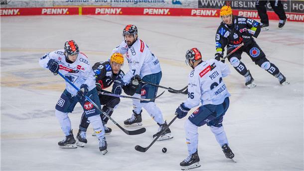 Jan Urbas (li.) wurde das ganze Spiel über hart bewacht, trotzdem erzielte der Pinguins-Kapitän am Ende das Siegtor.