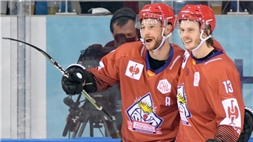 Jan Urbas und Ziga Jeglic von den Fischtown Pinguins jubeln über ein Tor.