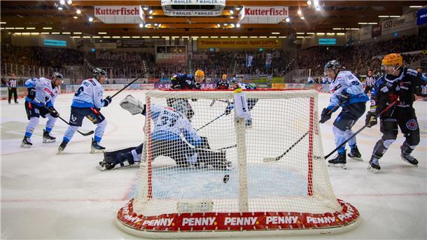 Jan Urbas trifft im zweiten Drittel zum 1:2 für die Pinguins.
