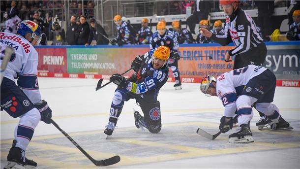 Ein Eishockeyspieler schießt