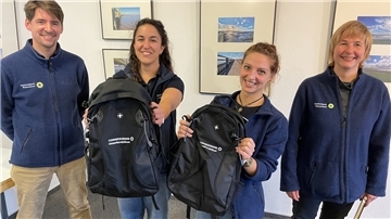 Jan Wagner von der Nationalparkverwaltung hatte für Elena Reiriz Martínez und Lucy Drenker (von links) je einen mit allerlei nützlichen Dingen gefüllten Rucksack als Abschiedsgeschenk dabei. Dr. Anika Seyfferth, eine der beiden Leiterin des Nationalparkhauses in Fedderwardersiel, freute sich mit den jungen Frauen.