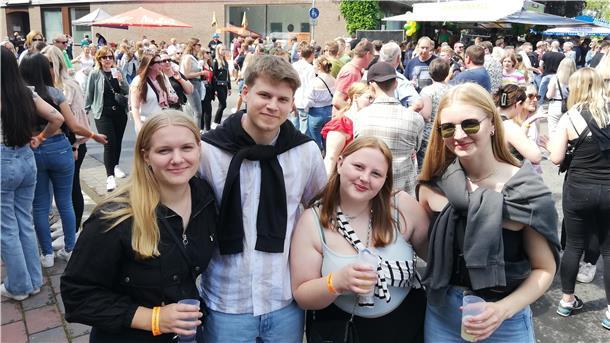 Partygäste beim Frühtanz in Steinau