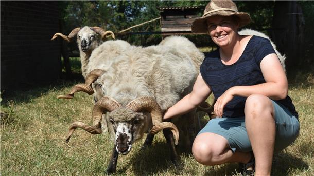 Das Foto zeigt Jana Ingerowski mit einem Walachenbock. 