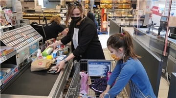 Jana Kuntzmann und ihre Tochter Hanna beim Einkauf im Rewe-Supermarkt.