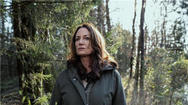 Jana (Natalia Wörner) findet im Wald den Laptop einer Ermordeten.